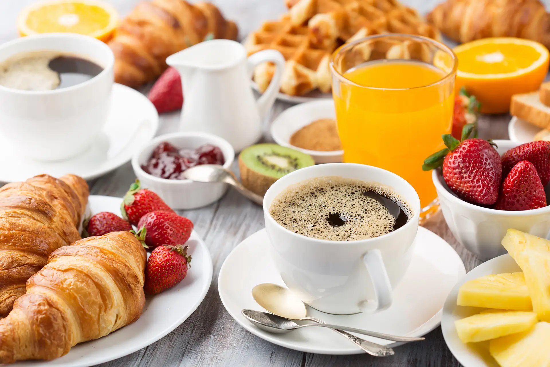 Streichen eines Butterbrotes während dem Frühstück
